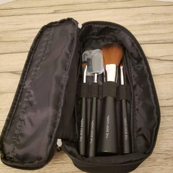 BNWT The Body Shop Brush Set  with Case - Picture 1 of 4